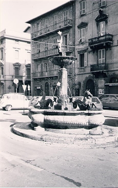 Fontana laterale di piazza Arringo